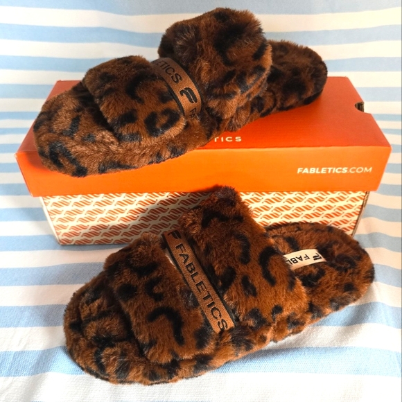 Fabletics - Slip On, Snug Strap Slipper, Leopard, Size 6 - Picture 5 of 6